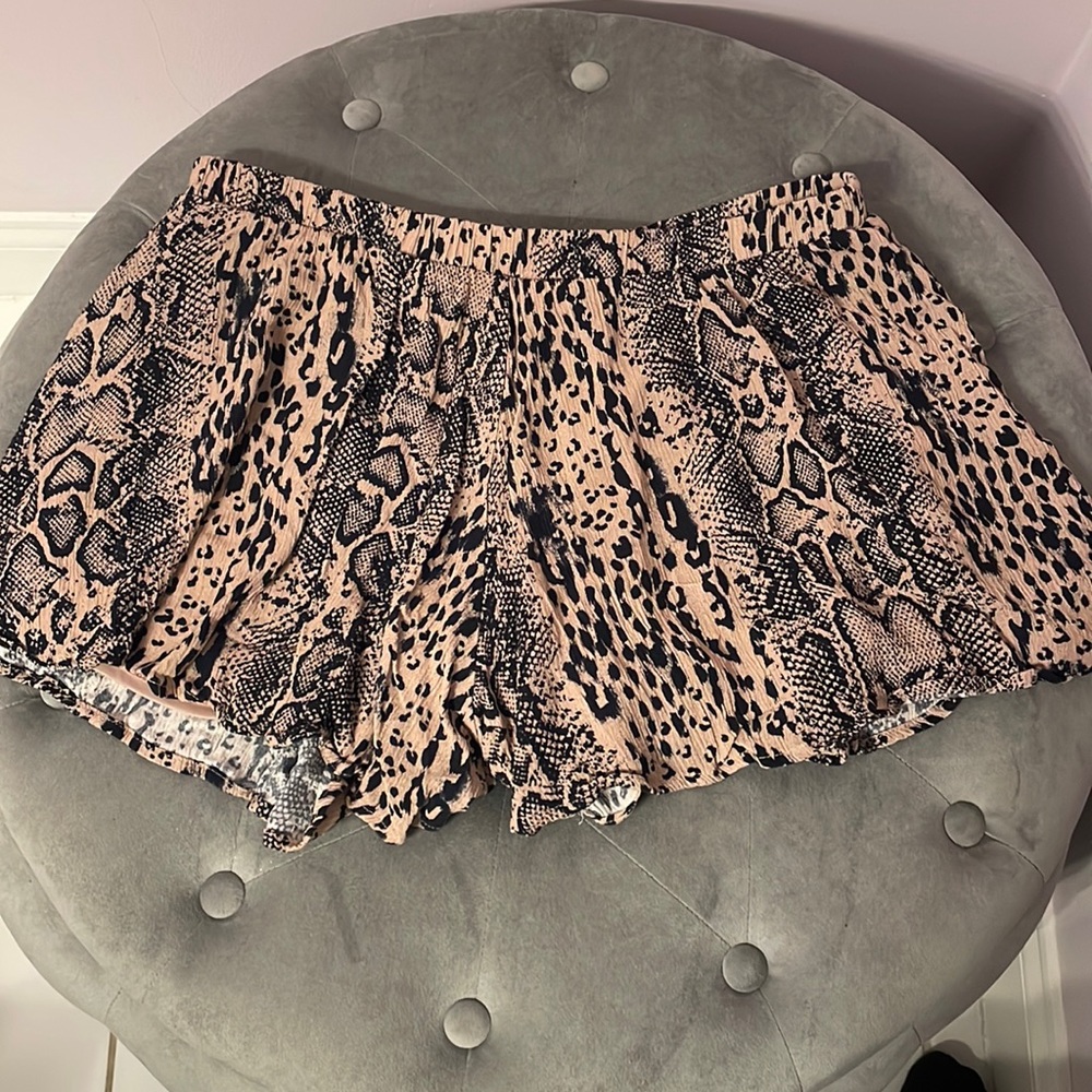 Lizard Thicket Neutral/Light Pink Leopard Shorts.